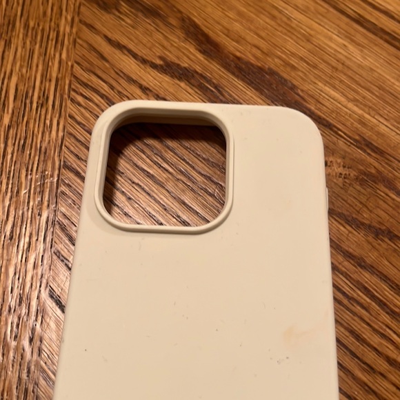 iPhone 15 ivory cream color - Picture 2 of 6
